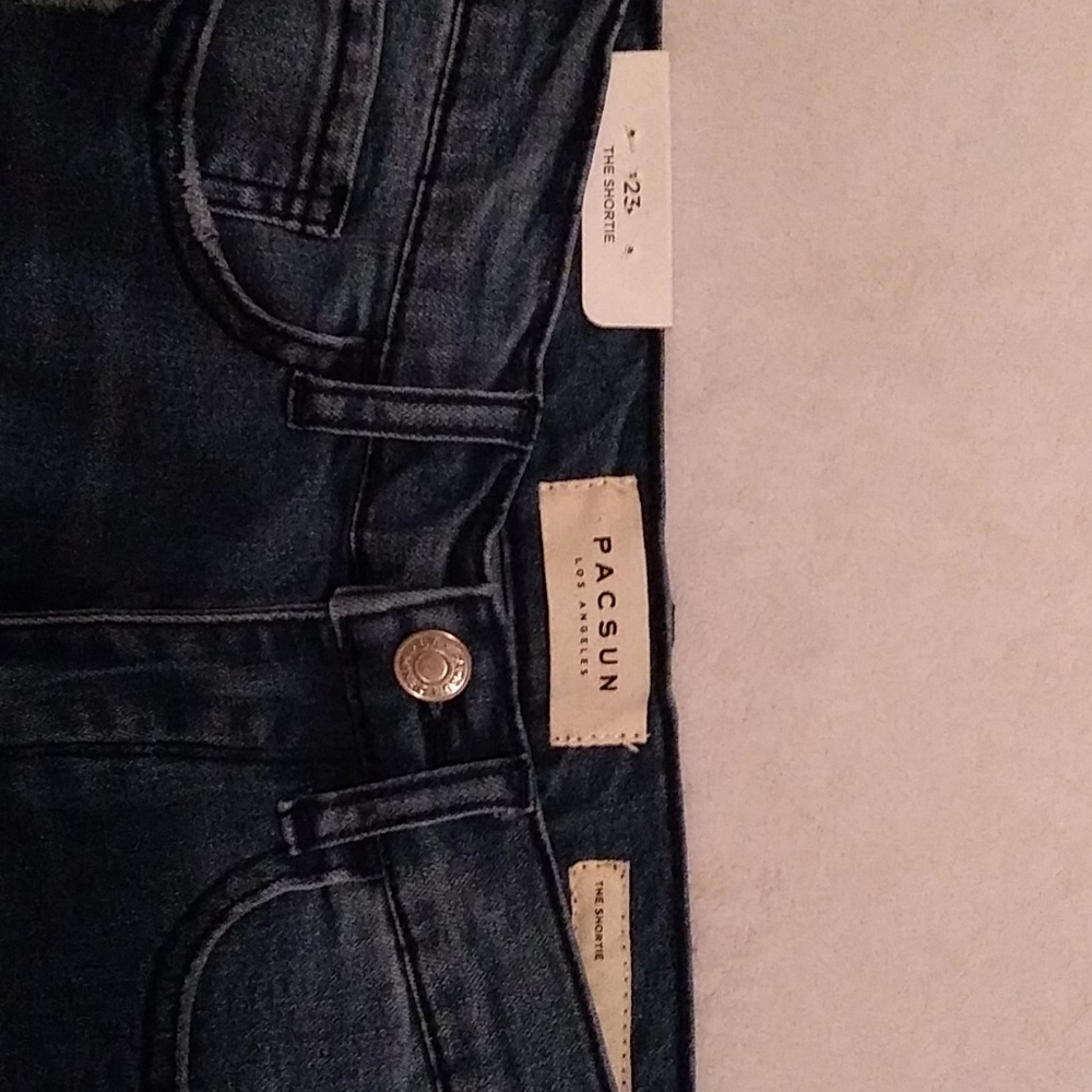 Shorts - Picture 3 of 4